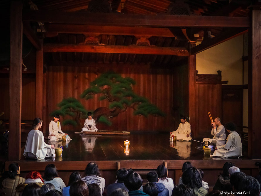 焼酎の醗酵音響による現代神楽「甕の音なひ」住吉神社能楽殿ヴァージョン 甕の音なひ｜九州大学ソーシャルアートラボ