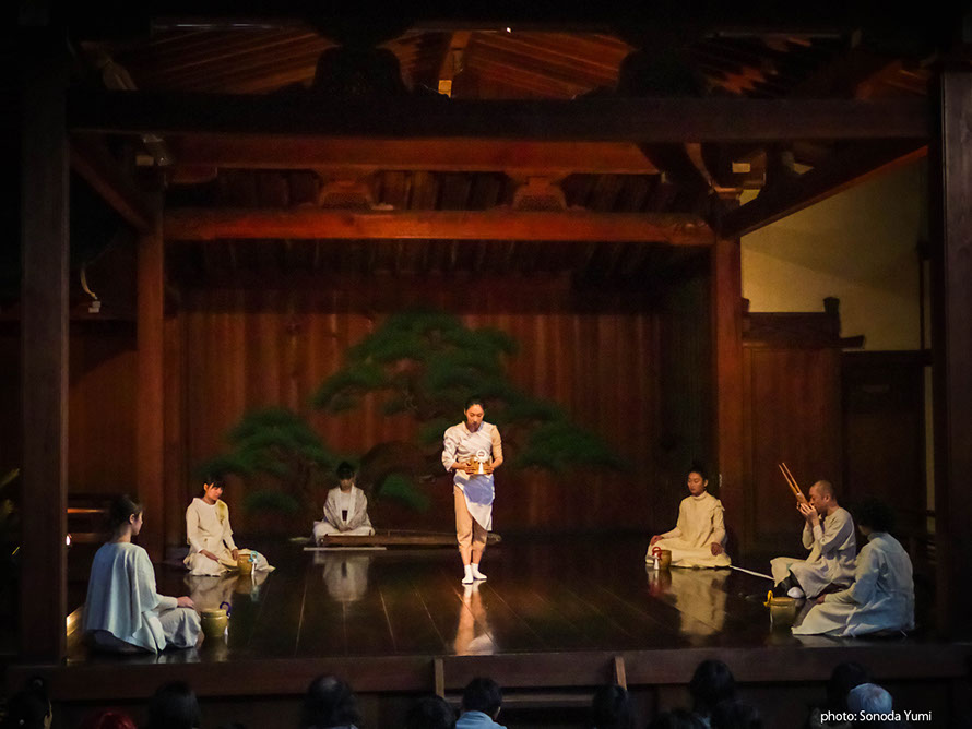 焼酎の醗酵音響による現代神楽「甕の音なひ」住吉神社能楽殿ヴァージョン 甕の音なひ｜九州大学ソーシャルアートラボ